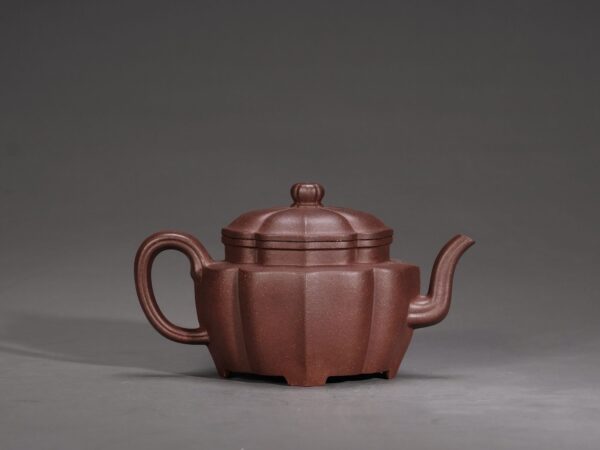 Jiang Jinhou Angled Shoulder Oval Begonia Palace Lantern • Ribbed Teapot